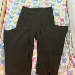 lulu-Lemon Groove super high rise flared pants! Size 6